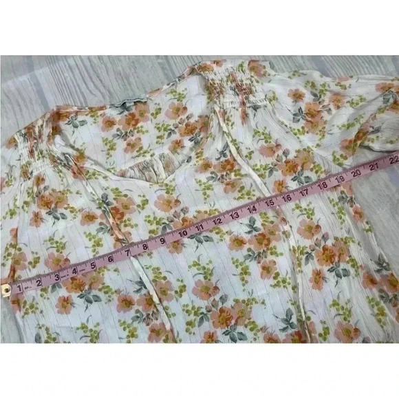 Cupcakes & Cashmere Peasant Blouse Women’s Sz M Cream Peach Floral Boho Smocked - Picture 12 of 15